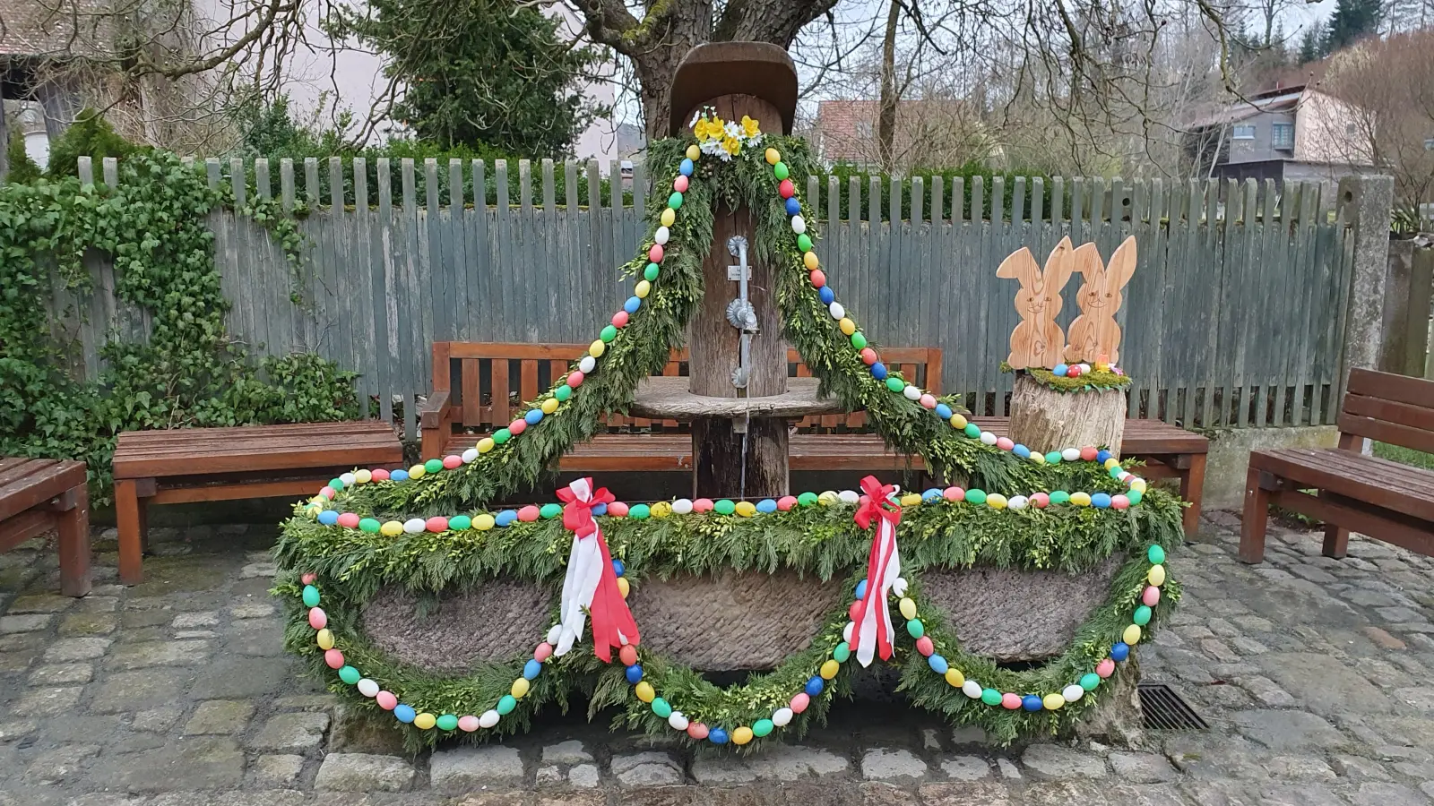 Bunte Eier und Girlanden zieren den Brunnen im Diespecker Ortsteil Untersachsen. Den Brunnenschmuck hat Marianne Roch-Matysek erstellt und mit Hilfe des Dorfvereins Saxen aufgebaut. (Foto: Helmut Roch)