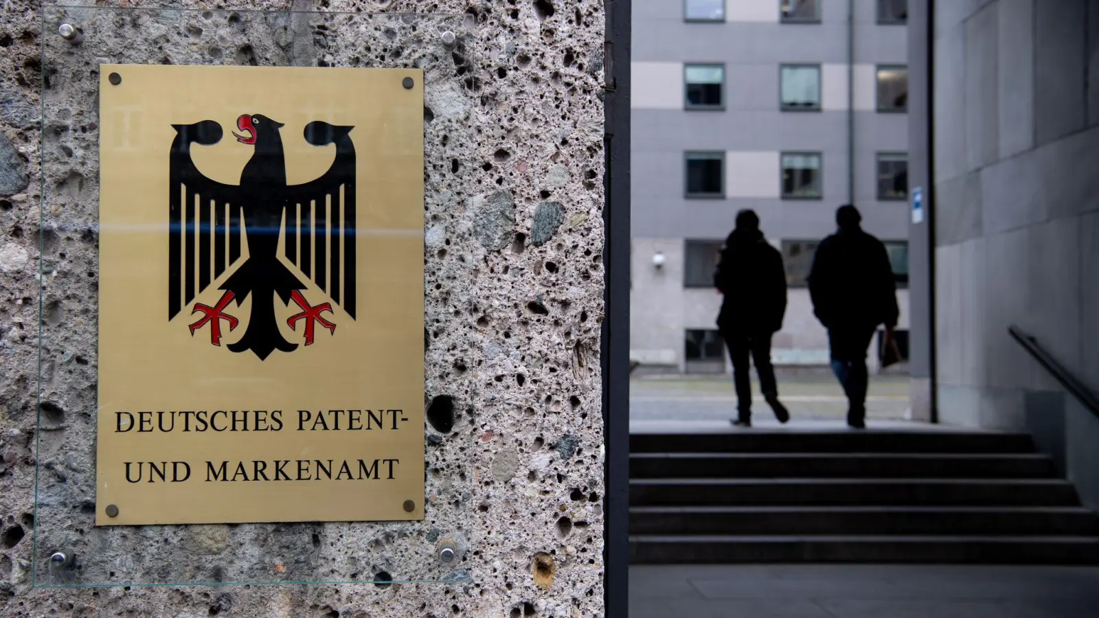 Der Haupteingang des deutschen Patent-und Markenamts in München. Die deutsche Wirtschaft hat ihren Rückstand bei den Patentanmeldungen in digitalen Schlüsseltechnologien etwas verkleinert. (Foto: Archiv) (Foto: Sven Hoppe/dpa)