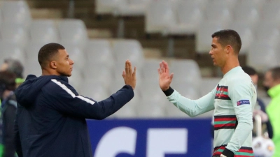 Treffen im EM-Viertelfinale aufeinander: Frankreichs Kylian Mbappé (l) und Portugals Cristiano Ronaldo. (Foto: Thibault Camus/AP/dpa)