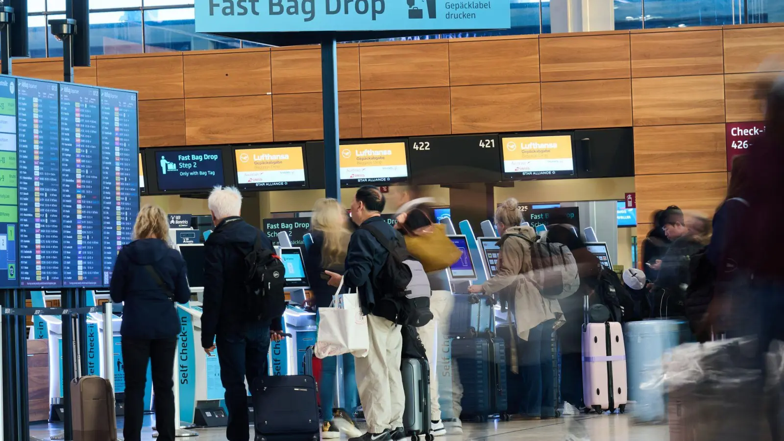 Passagiere am Flughafen BER müssen weiter mit Verzögerungen rechnen. (Foto: Annette Riedl/dpa)
