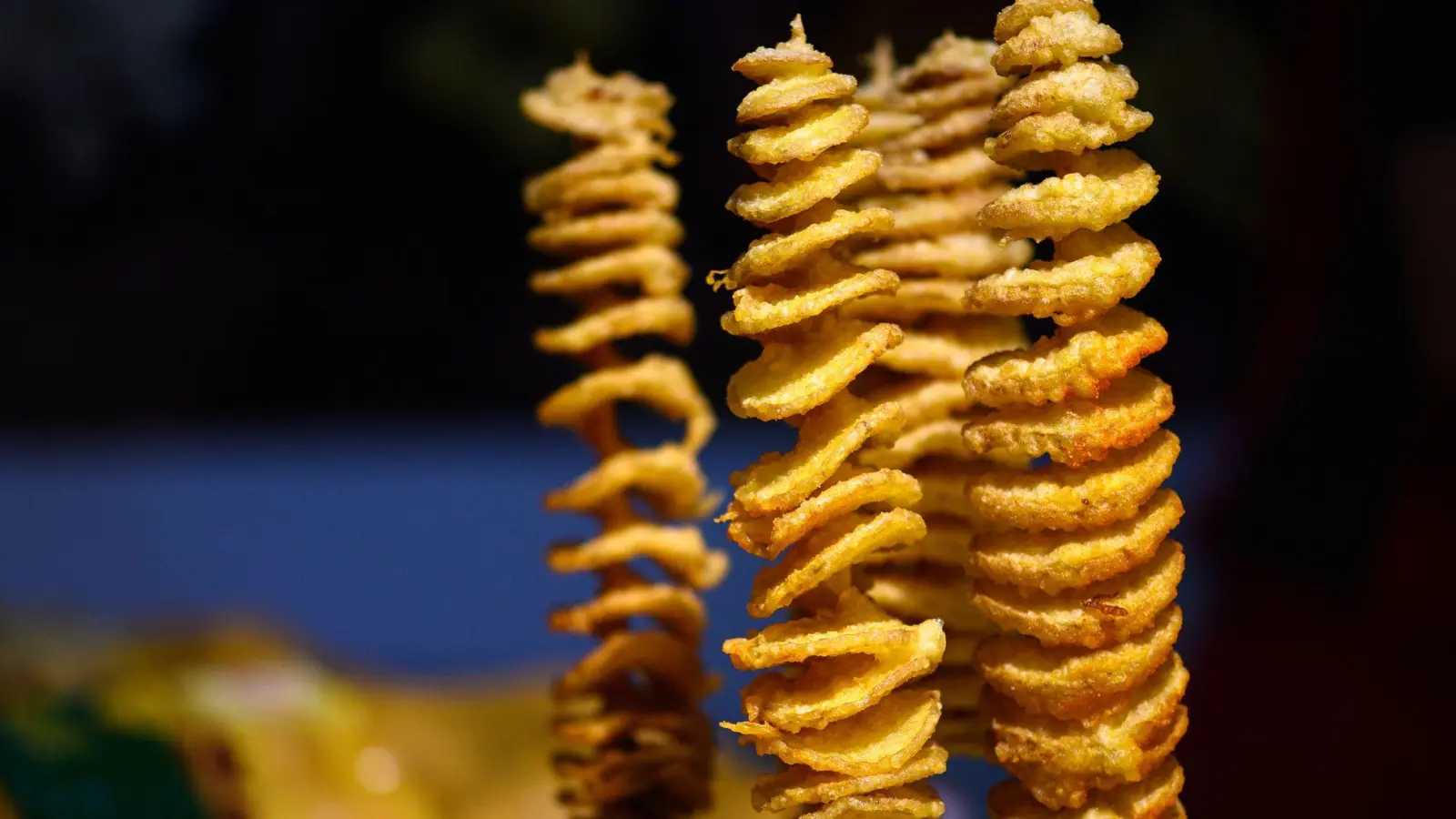 Die knusprig-goldbraun frittierten Kartoffeltornados erinnern an Luftwirbel, die um die eigene Achse rotieren. (Foto: Klaus-Dietmar Gabbert/dpa-tmn)