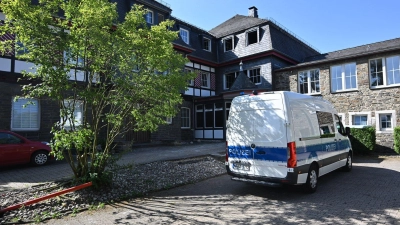 Bei einem Brand in einem Wohnkomplex in Monschau sind drei Menschen ums Leben gekommen.  (Foto: Henning Kaiser/dpa)