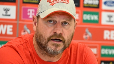 Der Trainer des 1. FC Köln, Steffen Baumgart, spricht während einer Pressekonferenz. (Foto: Roberto Pfeil/dpa)