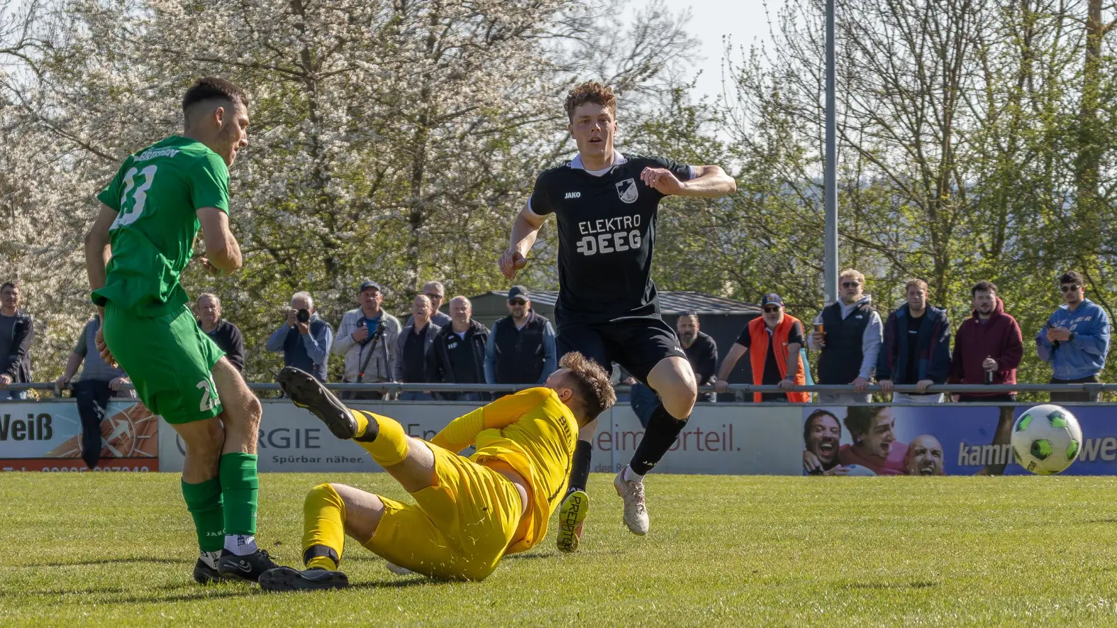 Die Führung für Herrieden: SG-Torjäger Michael Sperr überwindet den Burgoberbacher Torhüter Fynn Rögele, Jonas Härterich (Burgoberbach) bleibt nur die Zuschauerrolle. (Foto: Markus Zahn)