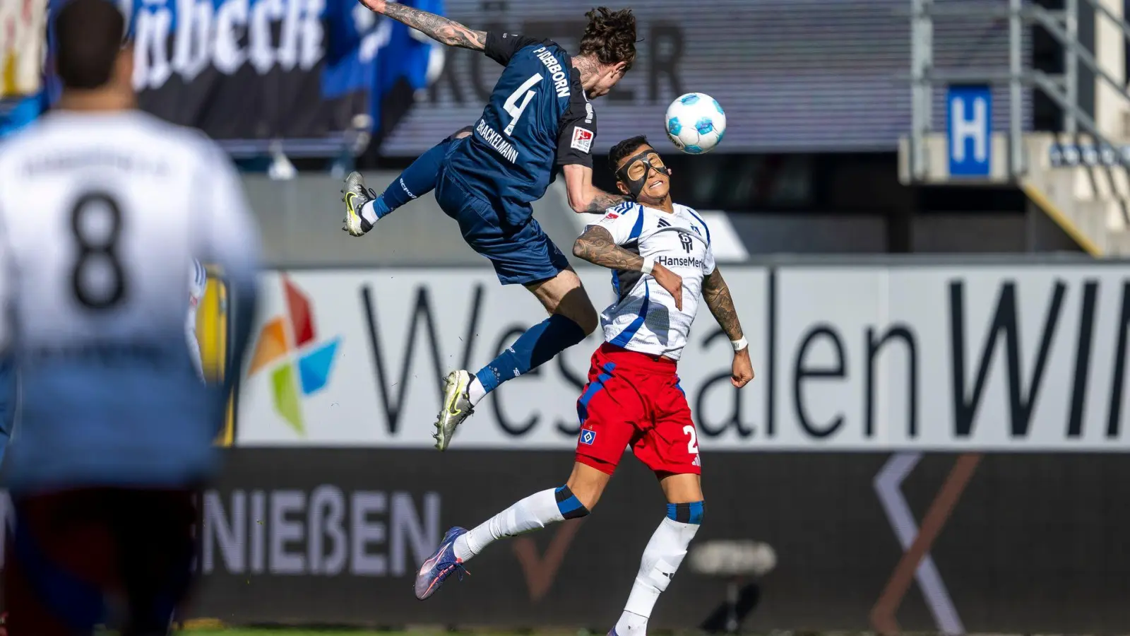 Paderborns Calvin Brackelmann (l) und Hamburgs Davie Selke kämpfen um den Ball. (Foto: David Inderlied/dpa)