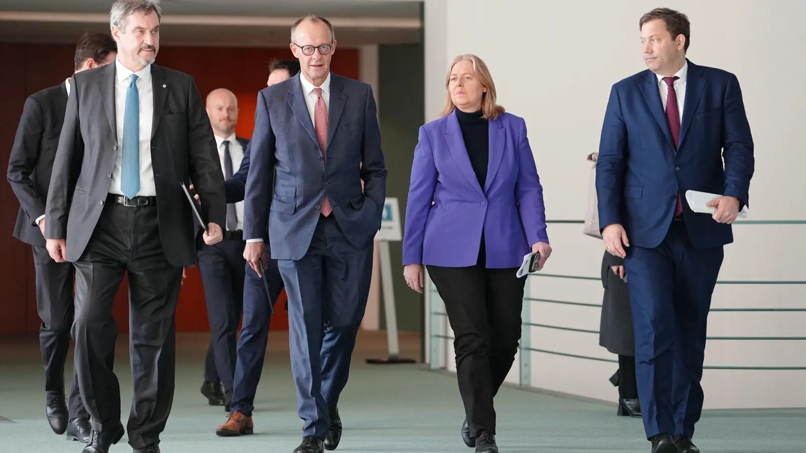 Da hatten sie schon Ergebnisse dabei: Die Parteichefs von CSU, CDU und zwei mal SPD (von links) auf dem Weg zur Pressekonferenz nach dem letzten Koalitionsausschuss (Foto: Kay Nietfeld/dpa)