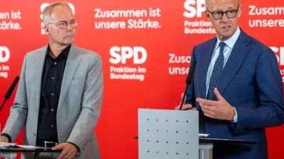 Kanzler Friedrich Merz (CDU) und SPD-Fraktionschef Matthias Miersch sprechen vor der Sitzung der SPD-Bundestagsfraktion vor Pressevertretern. (Foto: Kay Nietfeld/dpa)