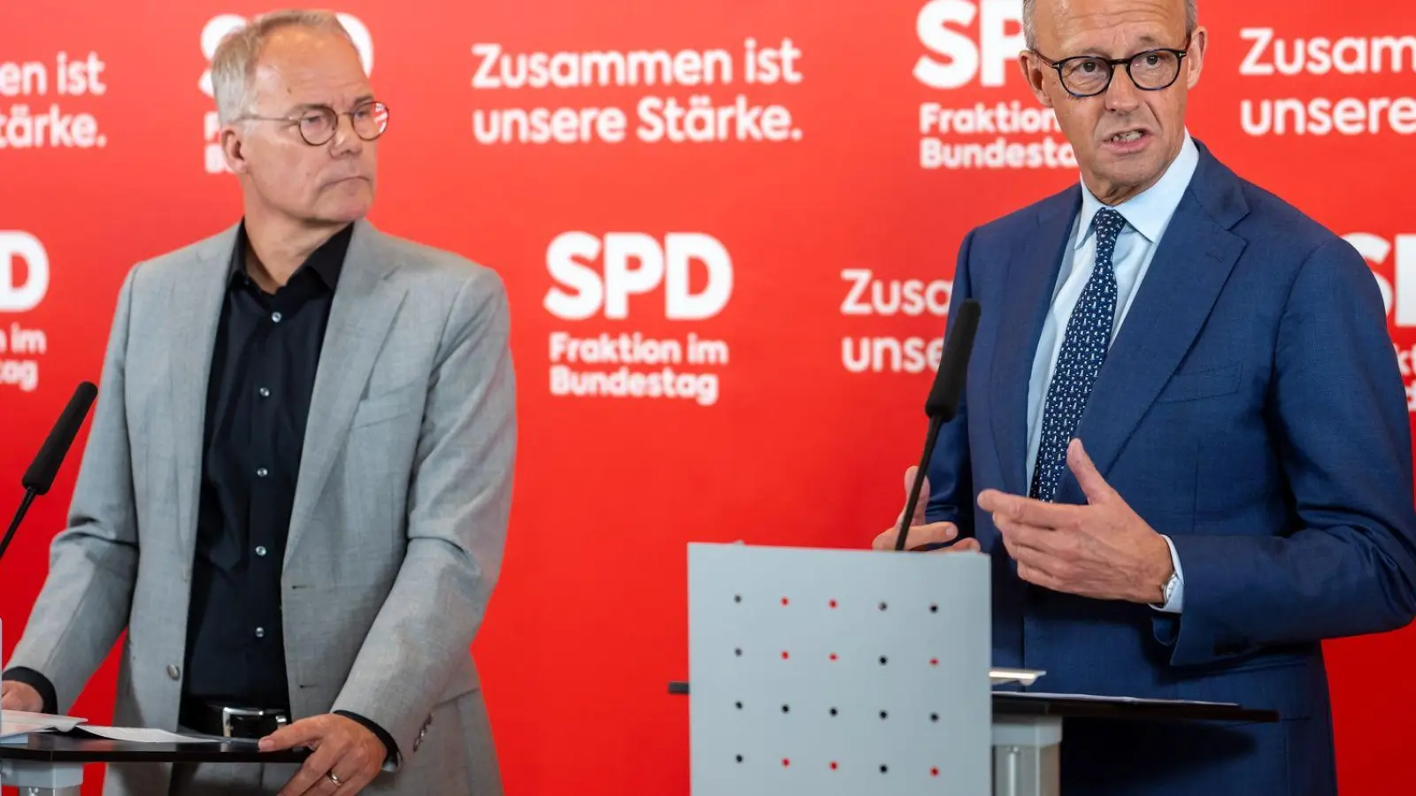 Kanzler Friedrich Merz (CDU) und SPD-Fraktionschef Matthias Miersch sprechen vor der Sitzung der SPD-Bundestagsfraktion vor Pressevertretern. (Foto: Kay Nietfeld/dpa)