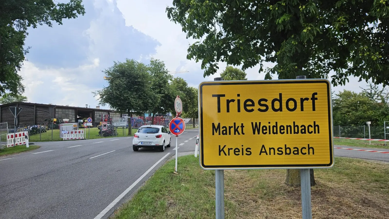 Beliebt als Andenken für Studierende: Das Ortsschild von Triesdorf. (Foto: Wolfgang Grebenhof)