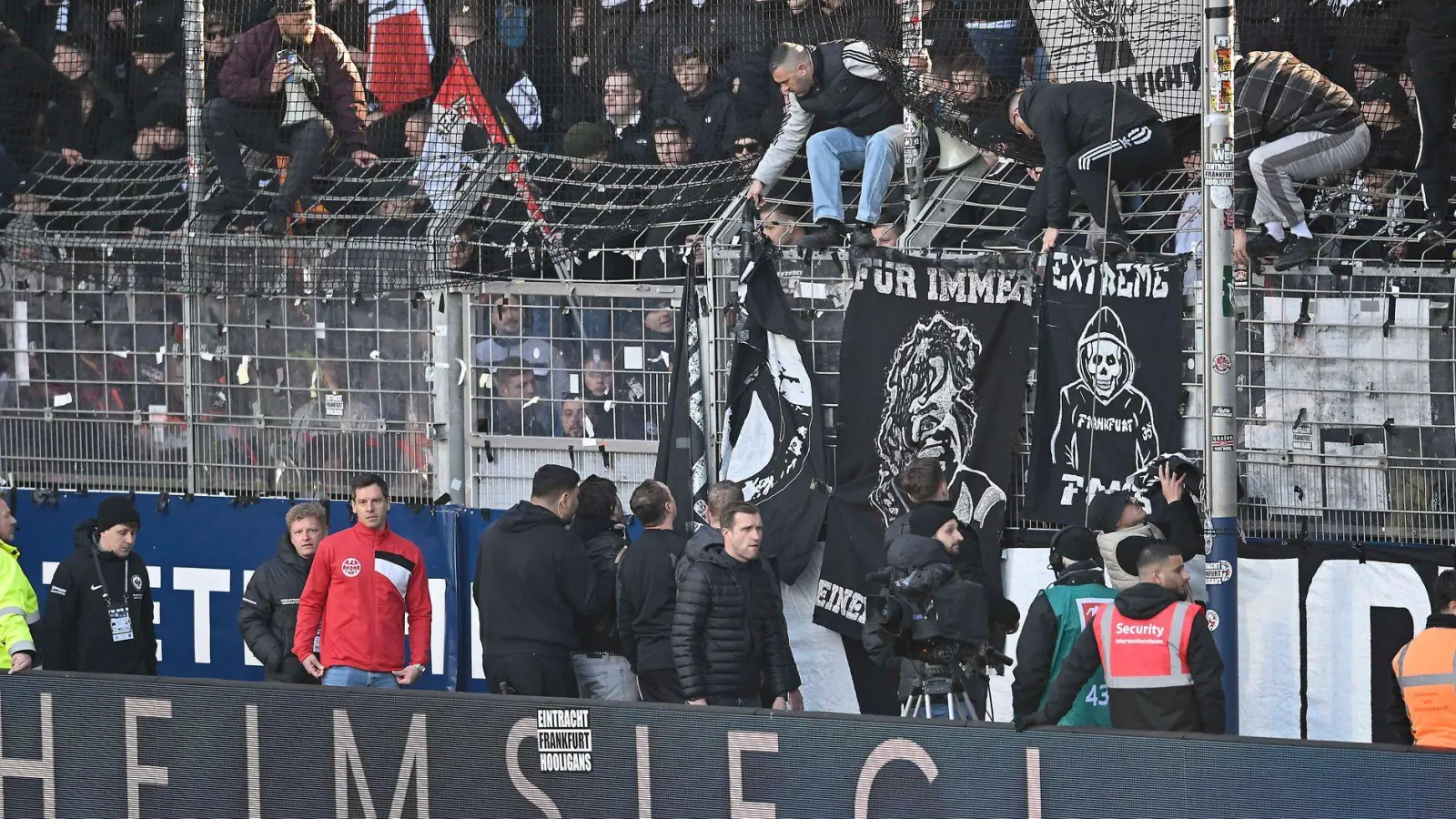 Banner der Eintracht-Fans, die ein Nottor blockieren, werden entfernt.  (Foto: Anke Wälischmiller/dpa)