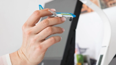 Kein Plan, kein Sucherfolg? - Statt gedankenverloren zu Spielzeug zu greifen, kann man bei der Reise- oder Urlaubsplanung versuchen, per Chatbot ans Ziel zu kommen. (Foto: Christin Klose/dpa-tmn)