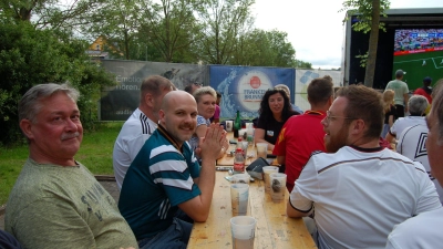 Einige Stadträte mit dritter Bürgermeisterin Heike Gareis (hinten rechts) schauten das EM Spiel gemeinsam im Biergarten. (Foto: Christa Frühwald)