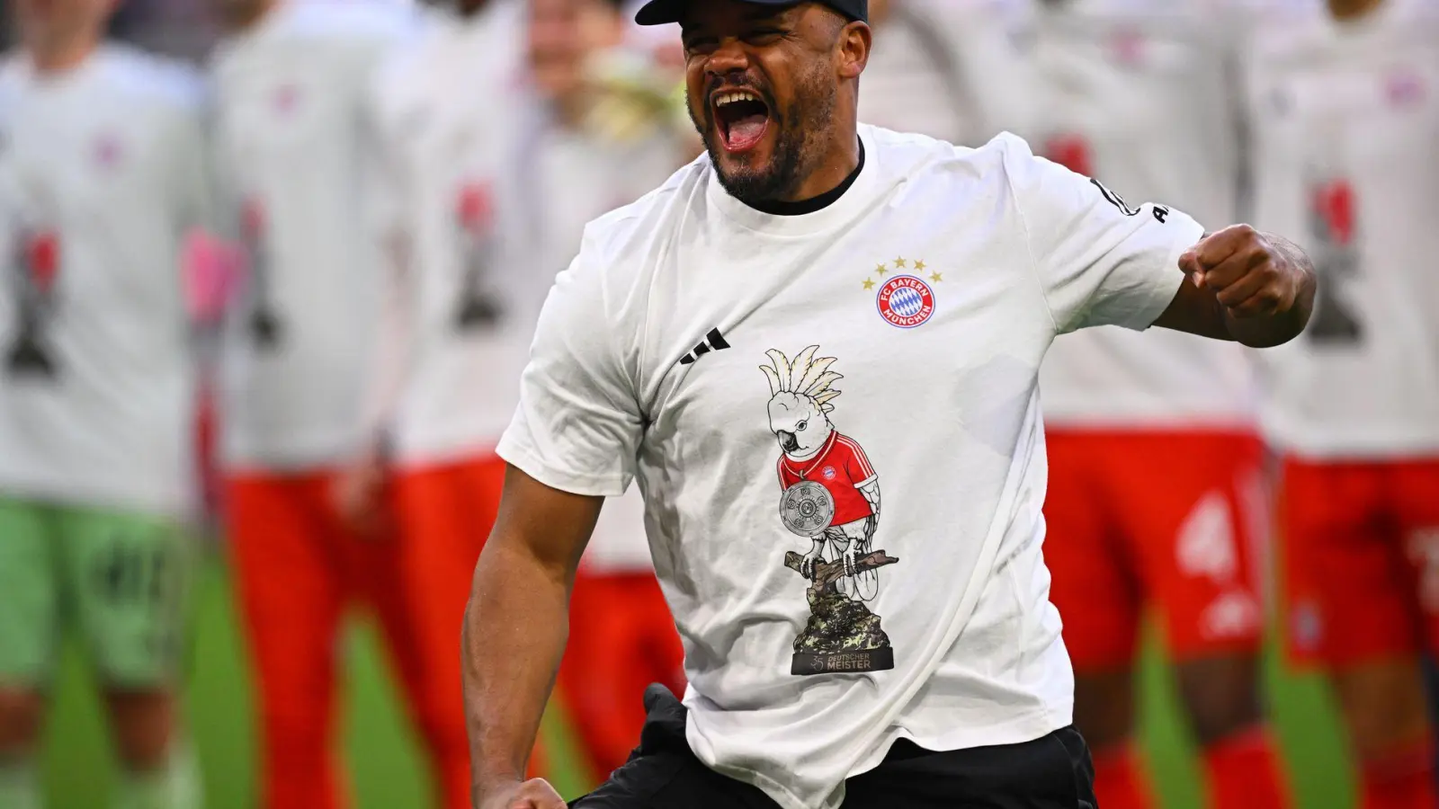 Vincent Kompany geht nach der gewonnenen Meisterschaft aus sich heraus. (Foto: Tom Weller/dpa)