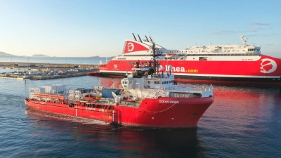 Das Seenotrettungsschiff „Ocean Viking“ verlässt den Hafen von Marseille zu einer Rettungsmission im Mittelmeer. (Foto: Gilles Bader/Le Pictorium Agency via ZUMA/dpa)