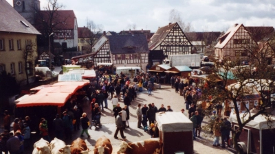 Der Versuch zur Wiederbelebung des historischen Wettringer Viehmarktes vor einem Vierteljahrhundert, bei dem das Foto entstand, war ein Erfolg. Das Format ging danach wieder in Serie und findet auch heuer statt. Beginn ist am Samstag um 9 Uhr auf dem Dorfplatz. (Archivbild: Michael Kandert)