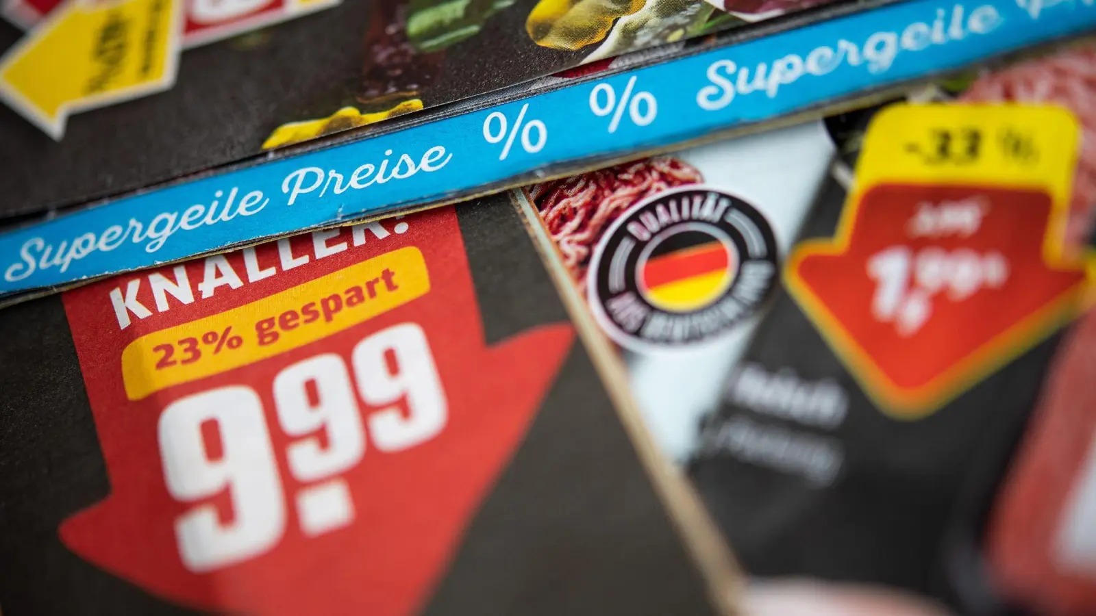 Rewe verzichtet auf die Werbeprospekte vor allem aus Nachhaltigkeitsgründen. (Foto: Sebastian Gollnow/dpa)