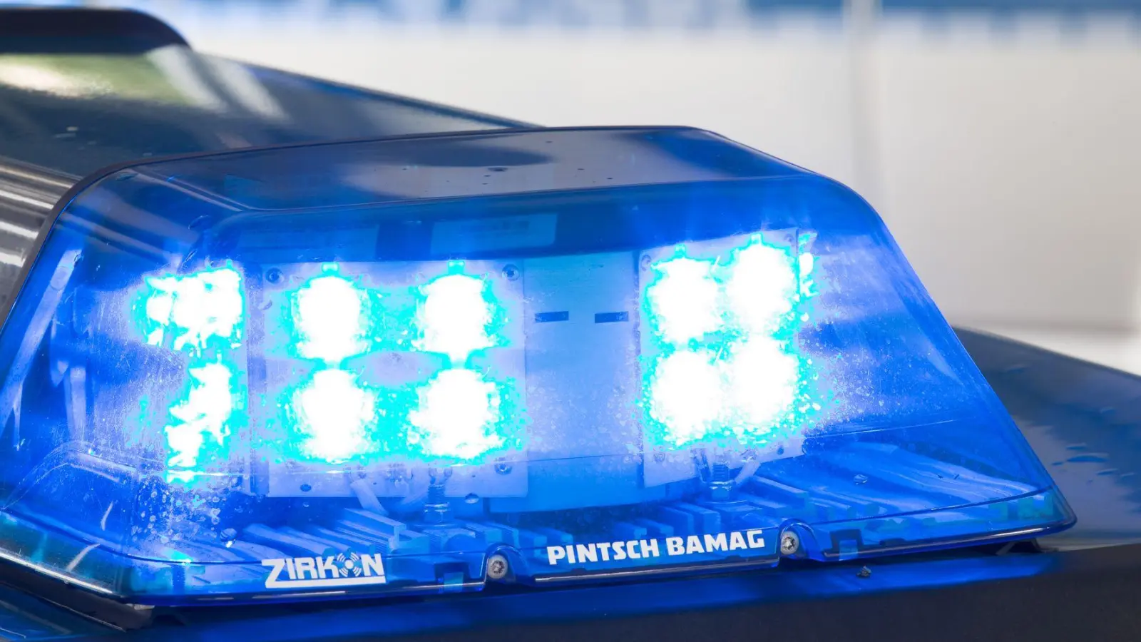 Die Polizei rückt mit großem Aufgebot zu Durchsuchungen in fünf Bundesländern aus. (Symbolbild) (Foto: Friso Gentsch/dpa)