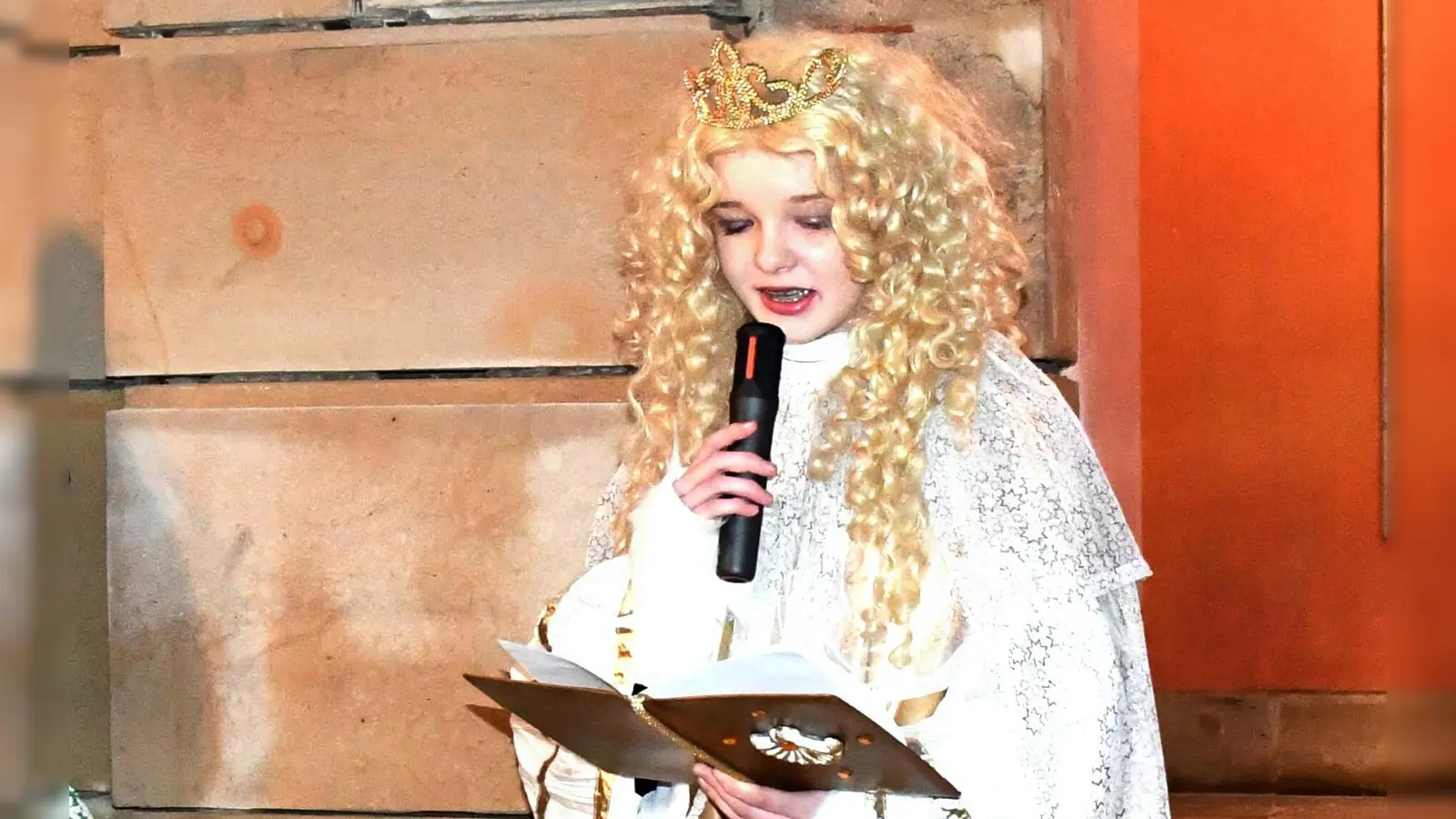 Als erste Amtshandlung wird Christkind Jule am Freitag um 17 Uhr am Marktplatz den Prolog vortragen. An den Adventssamstagen wird sie außerdem in Neustadt unterwegs sein. (Foto: Gudrun Schwarz-Köhler)