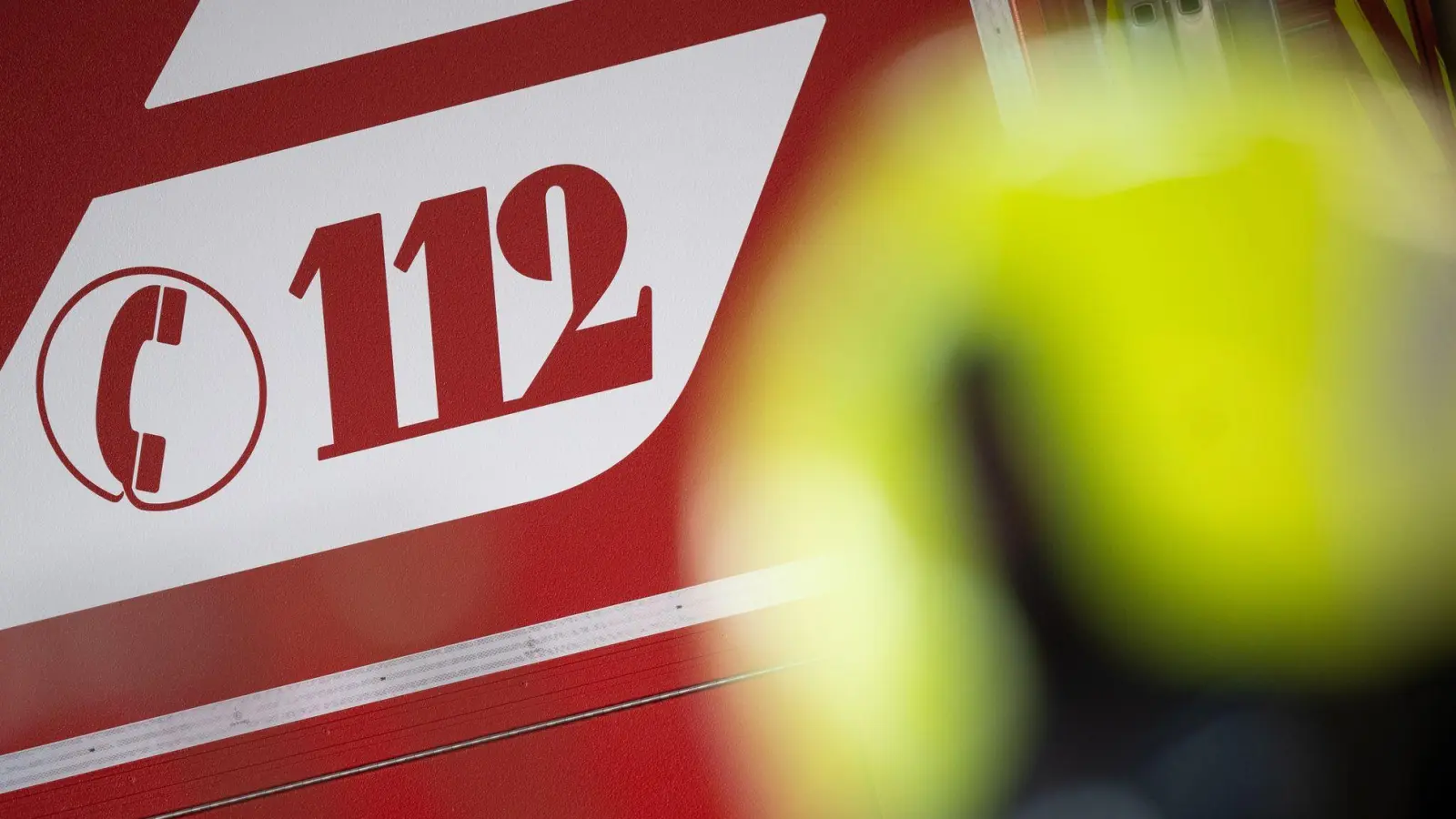 Der Brand erstrecke sich über eine Fläche von etwa 6.000 Quadratmetern, „Tendenz steigend“. (Symbolbild) (Foto: Sebastian Gollnow/dpa)
