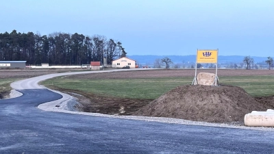 Im Zuge der Bauarbeiten soll auch die Linksabbiegespur zum Geslauer Sportplatz fertiggestellt werden. Anschließend wird die schadhafte Fahrbahn der Staatsstraße saniert. (Foto: Rebecca Dodaro)