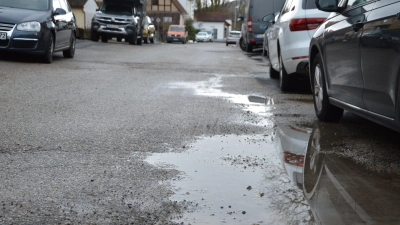 Der zweite Sanierungsteil der Alten Bahnhofstraße – unter anderem der hier zu erkennende Abschnitt aus Richtung Malplatz zum neuen Feuerwehrhaus – könnte möglicherweise um ein halbes Jahr verschoben werden.  (Foto: Patrick Lauer)
