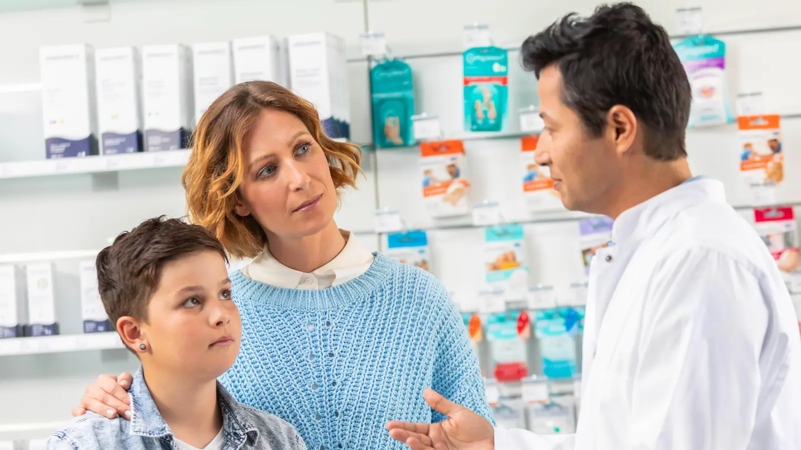 Ihre Apotheke des Vertrauens ist immer gerne für Sie da und berät Sie kompetent zu allen Fragen und Angeboten. (Foto: ABDA)