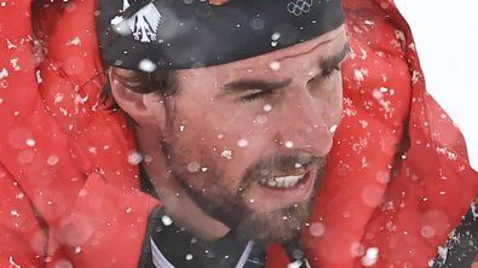 Vinzenz Geiger liegt im Schnee und wird von Teamkollege Johannes Rydzek getröstet. (Foto: Daniel Karmann/dpa)