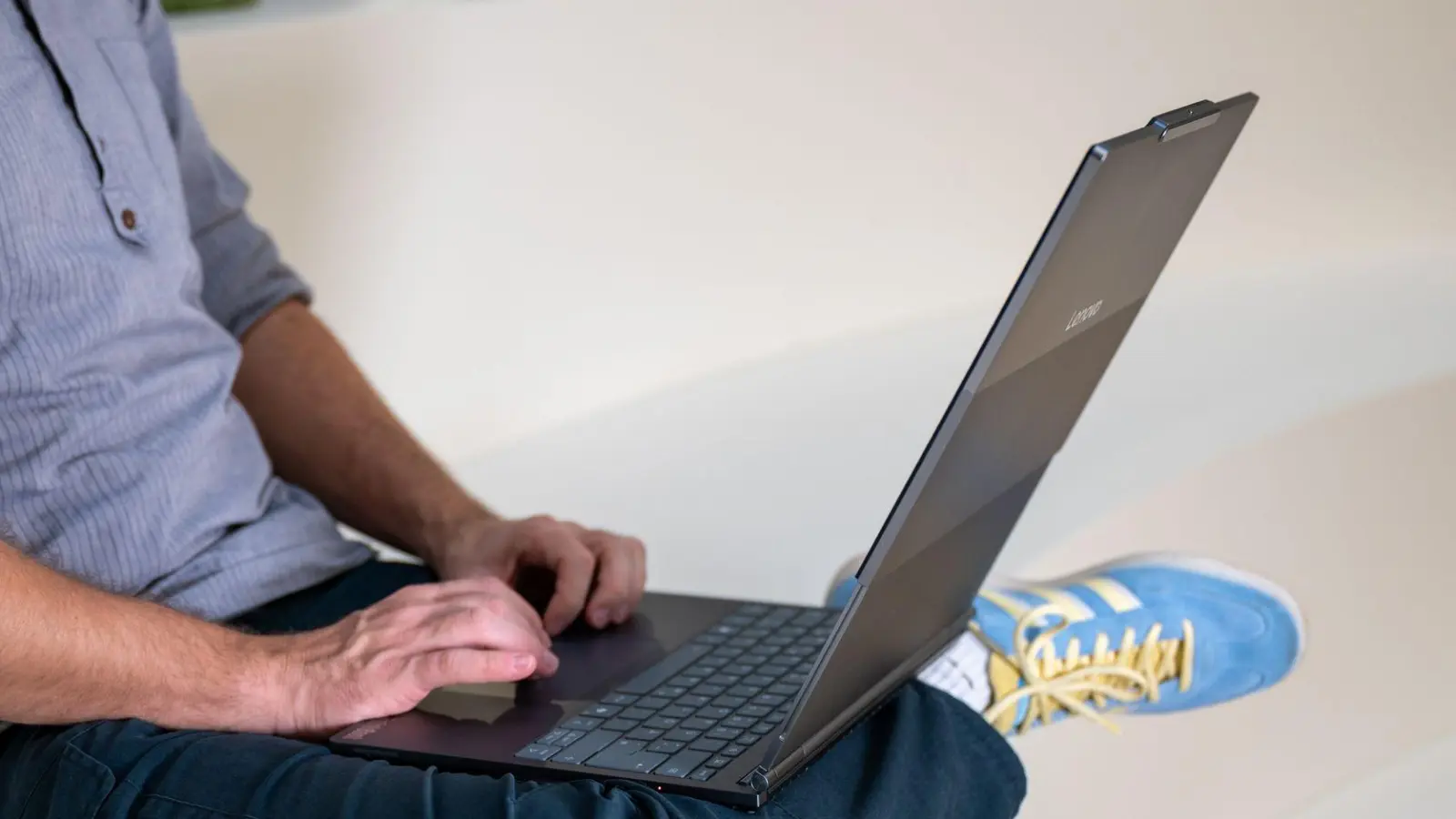 So laaaaaaaaaaang: Auf Knopfdruck fährt das Display des Thinkbook Plus G6 Rollable nach oben aus dem Gerät heraus und bietet mehr Bildschirmfläche. (Foto: Nico Tapia/dpa-tmn)