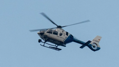 Mit einem Hubschrauber suchte die Ansbacher Polizei am Donnerstag nach einer Patientin des Bezirksklinikums. (Symbolbild: Armin Weigel/dpa)