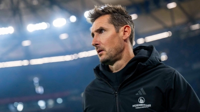 Warnt vor der „Wucht“ auf Schalke: Trainer Klose. (Archivbild) (Foto: David Inderlied/dpa)