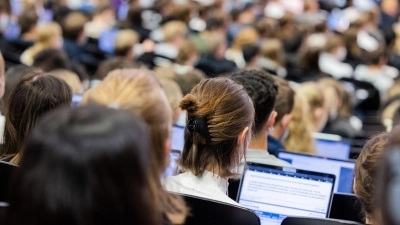 Junge Frauen beenden ihr Bachelor-Studium häufiger nach acht Semestern als junge Männer. (Symbolbild) (Foto: Rolf Vennenbernd/Deutsche Presse-Agentur GmbH/dpa)