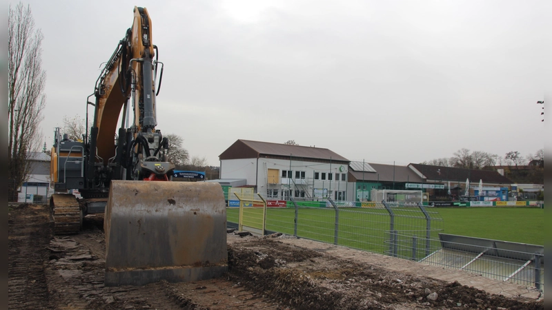 Vorarbeiten sind bei der Spielvereinigung schon gelaufen. Alle Beteiligten gehen davon aus, das kommende Woche die Baugenehmigung vorliegt und dann das Projekt richtig losgehen kann. (Foto: Robert Maurer)