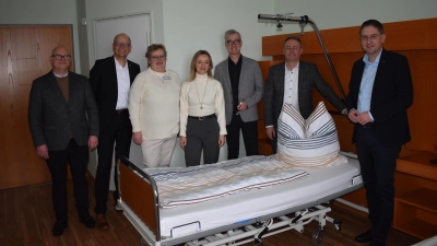 Nach der Spendenübergabe gab es einen kleinen Rundgang durch die Räume der „Zeitinsel” (von links): Vereinsvorsitzender Pfarrer Wigbert Lehner, Werner Frieß von der Sparkassenstiftung, Einrichtungsleiterin Lisa Egelkraut, Geschäftsführerin Irina Reim, Bürgermeister Patrick Ruh, stellvertretender Vereinsvorsitzender Herbert Lindörfer und Landrat Dr. Jürgen Ludwig.  (Foto: Erich Herrmann)