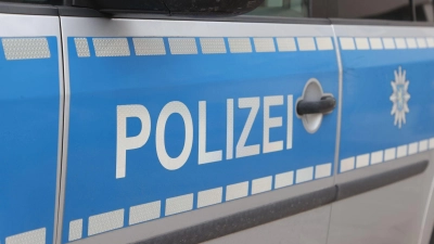 Der Polizei ist wegen einer mutmaßlichen Bombendrohung im Einsatz. (Symbolbild) (Foto: Bodo Schackow/dpa)