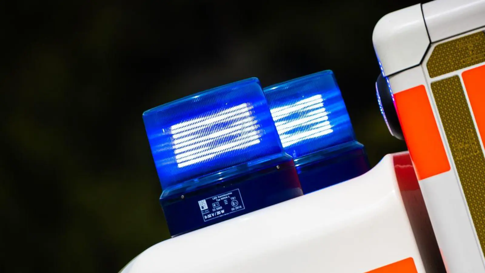 Ein Rettungswagen brachte die Verletzten ins Krankenhaus in Dinkelsbühl. (Symbolbild: Moritz Frankenberg/dpa)