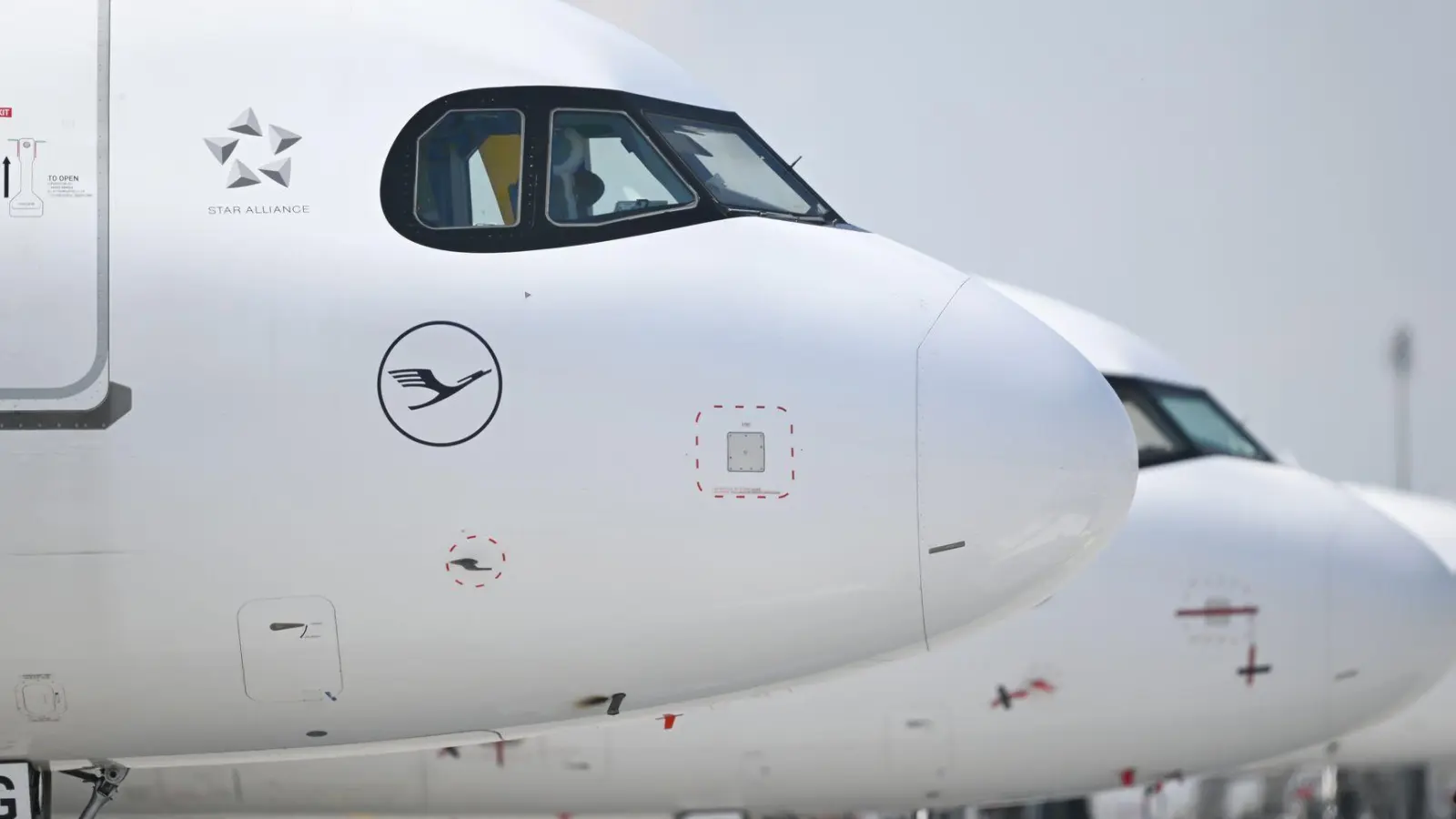 Flugzeuge mussten am Samstagmorgen in München wegen einer Drohnenwarnung kurzzeitig am Boden bleiben. (Symbolbild) (Foto: Sven Hoppe/dpa)