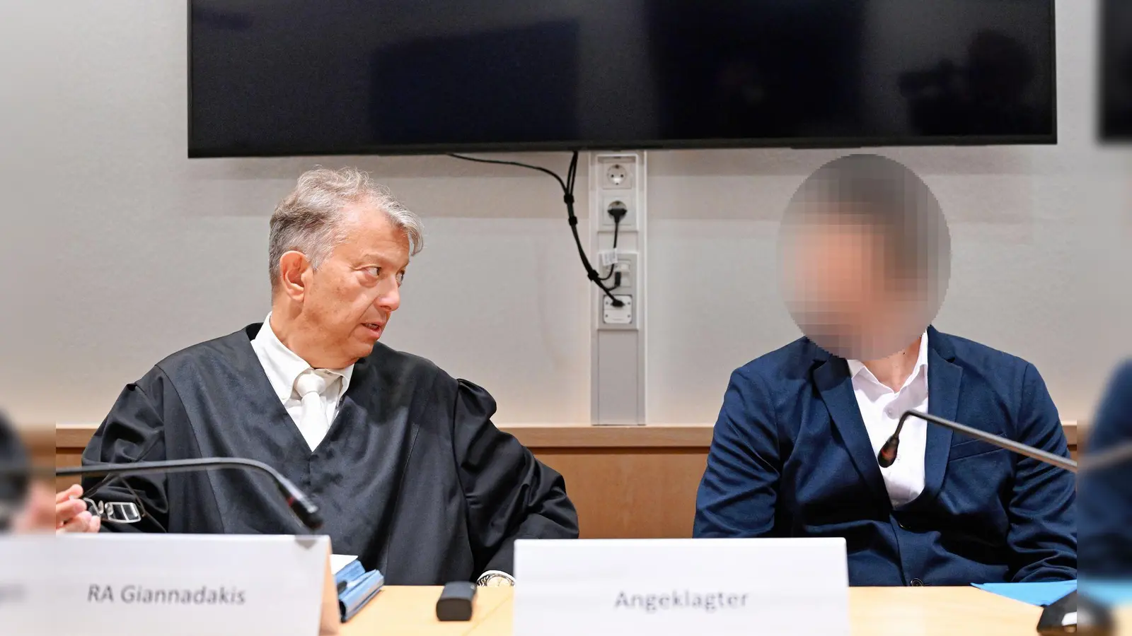 Zum Prozessauftakt hatte Ioanni V. (r), der zuletzt in Luxemburg wohnte, Fragen zur Person auf Griechisch beantwortet. (Archiv) (Foto: Uwe Anspach/dpa POOL/dpa)