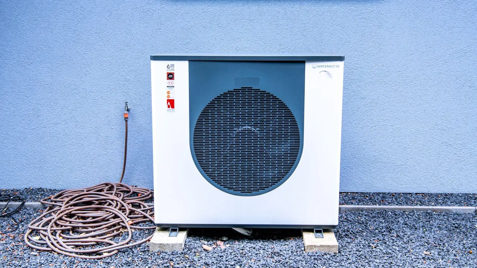 Moderne Wärmepumpen sind leiser als früher: Mit unter 50 Dezibel arbeiten sie so leise wie ein Geschirrspüler. (Foto: Laura Ludwig/dpa-tmn)
