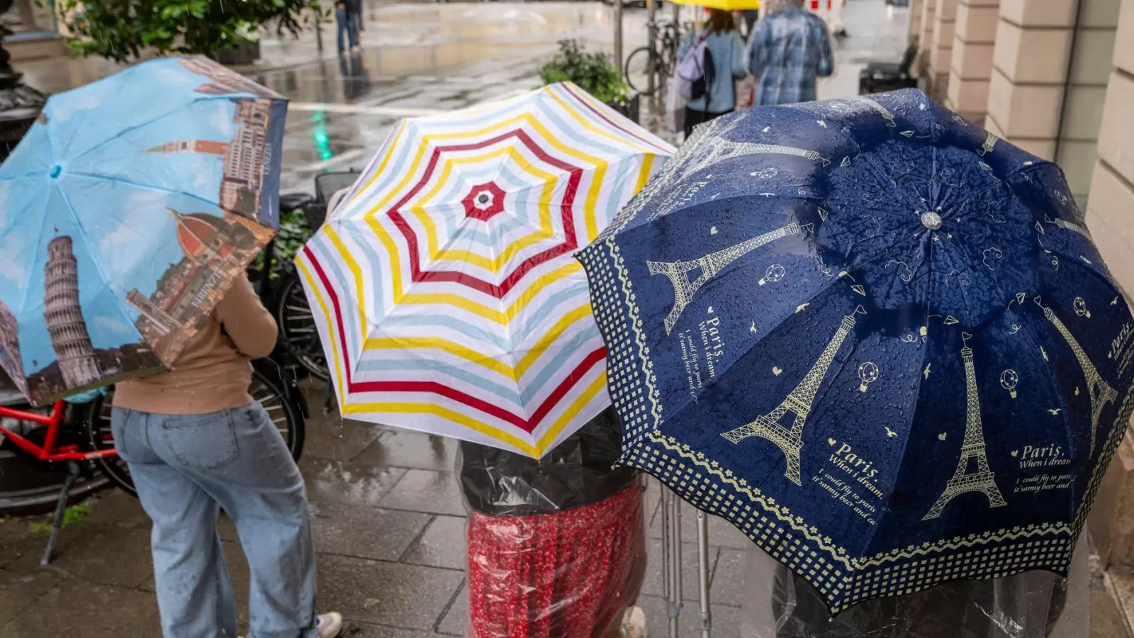 Es wird nass.  (Foto: Peter Kneffel/dpa)