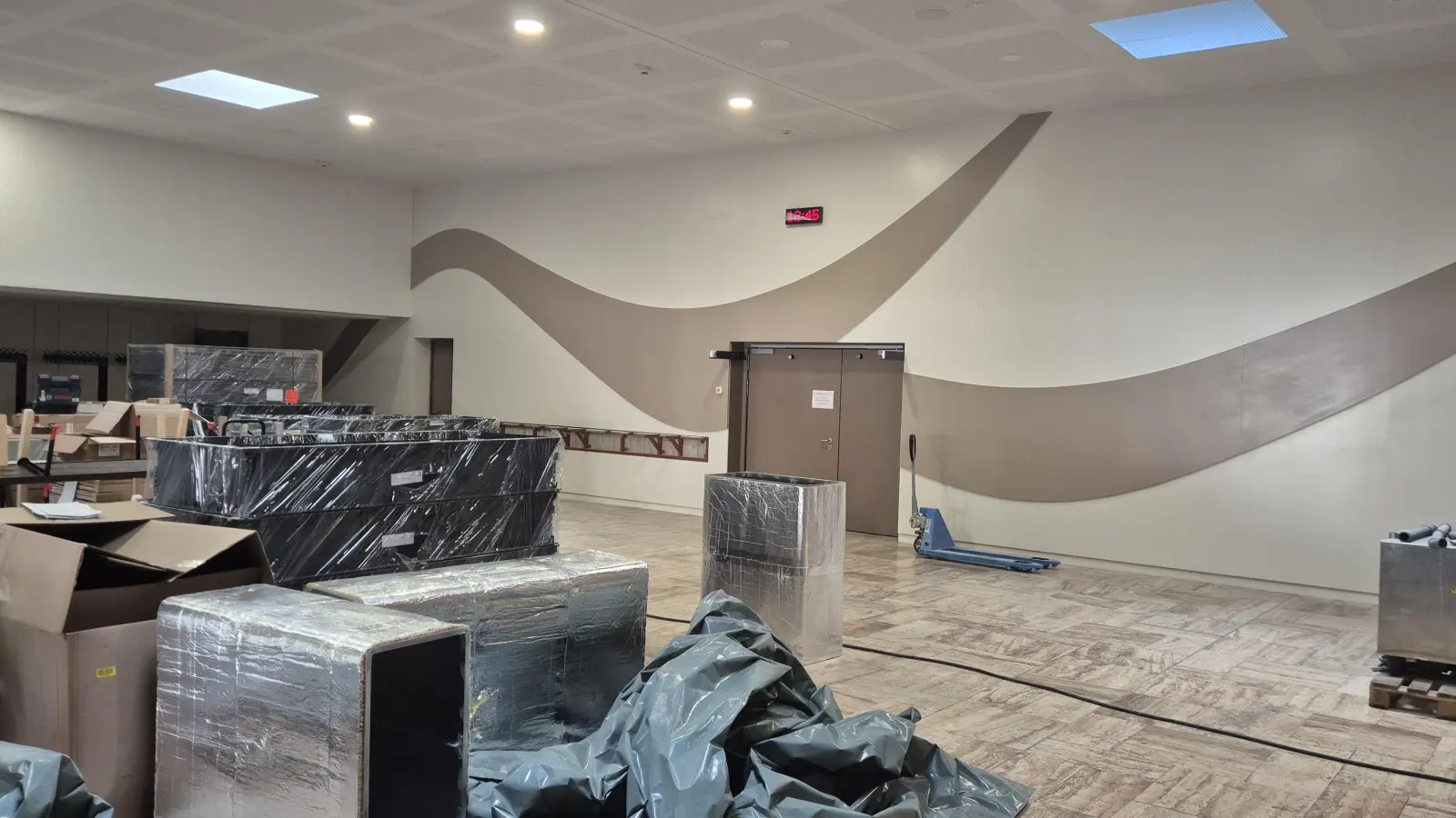 Noch ist das MGH-Foyer eine Baustelle, doch schon jetzt ist deutlich erkennbar, dass dieser Eingangsbereich der Halle deutlich freundlicher und moderner daherkommen wird als bisher.  (Foto: Patrick Lauer)