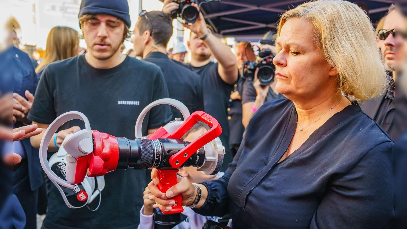 Nancy Faeser (SPD) bei dem zweiten Bevölkerungsschutztag von Bund und Ländern in Wiesbaden. Hier konnten sich Bürgerinnen und Bürger über gute Krisenvorsorge und Engagement im Ehrenamt informieren. (Foto: Andreas Arnold/dpa)