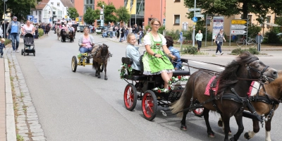 Einer der Höhepunkte an diesem Festwochenende: der große Kirchweihumzug.  (Foto: Alexander Biernoth)
