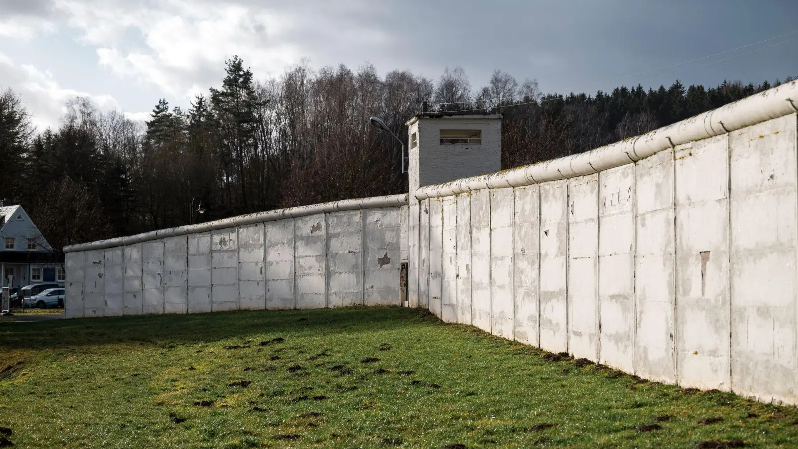 Blick auf die Mauer, die einst Mödlareuth teilte. (Archivbild) (Foto: Daniel Vogl/dpa)