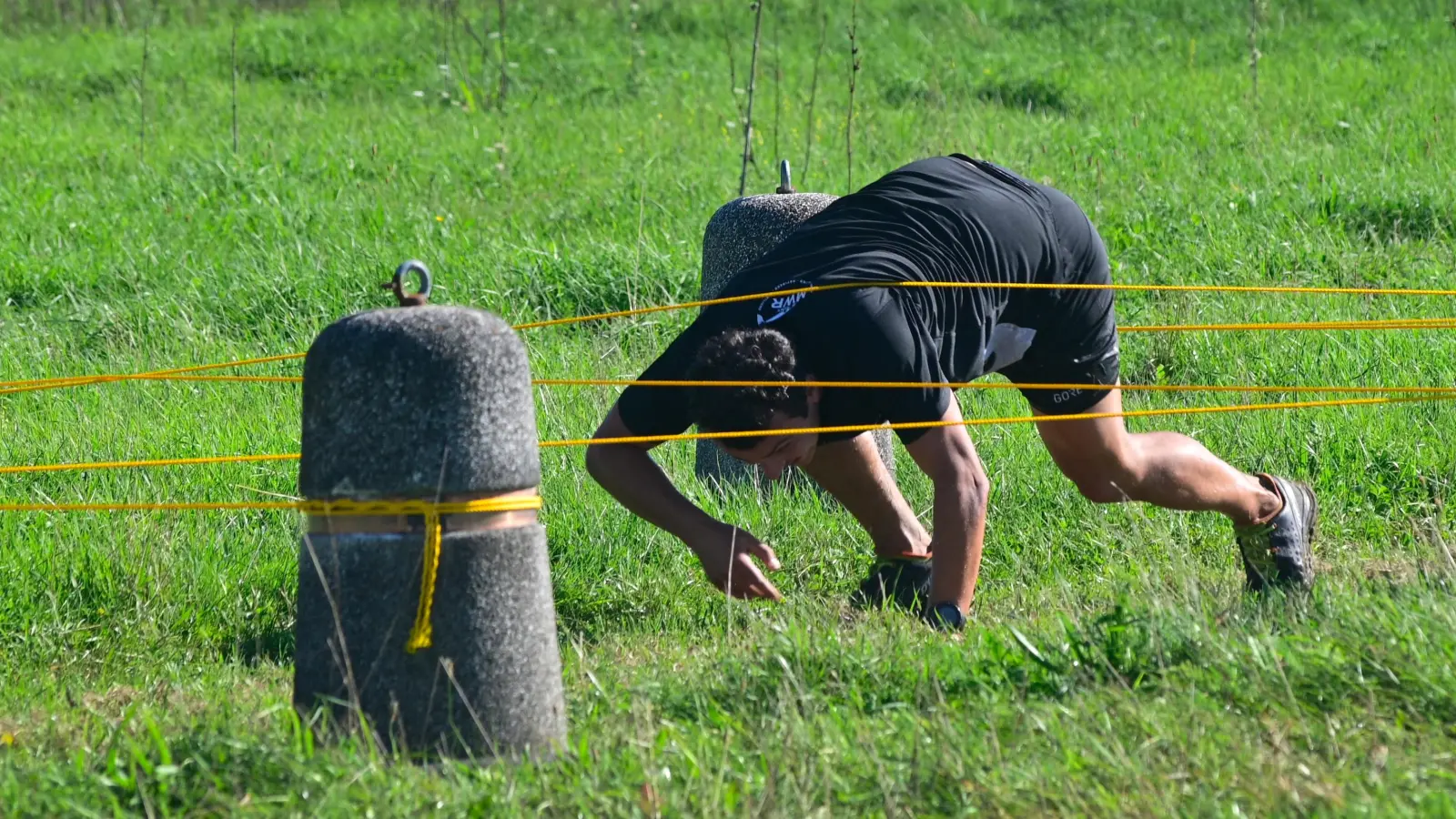 Durch Wasserlöcher und andere Hindernisse hindurch mussten sich die Teilnehmer des „Ansbogger Challenge Fun Run” kämpfen. (Foto: Jim Albright)