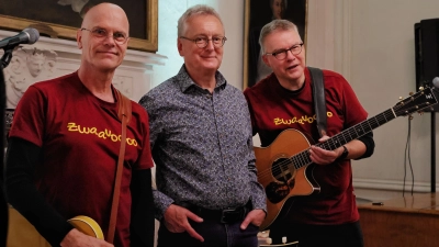 Gaben eine Konzertlesung im Wasserschloss Rügland (von links): Jerry Röschmann, Helmut Haberkamm und Hans-Jürgen „Dschubbi“ Meyer-Wanke. (Foto: Thomas Wirth)