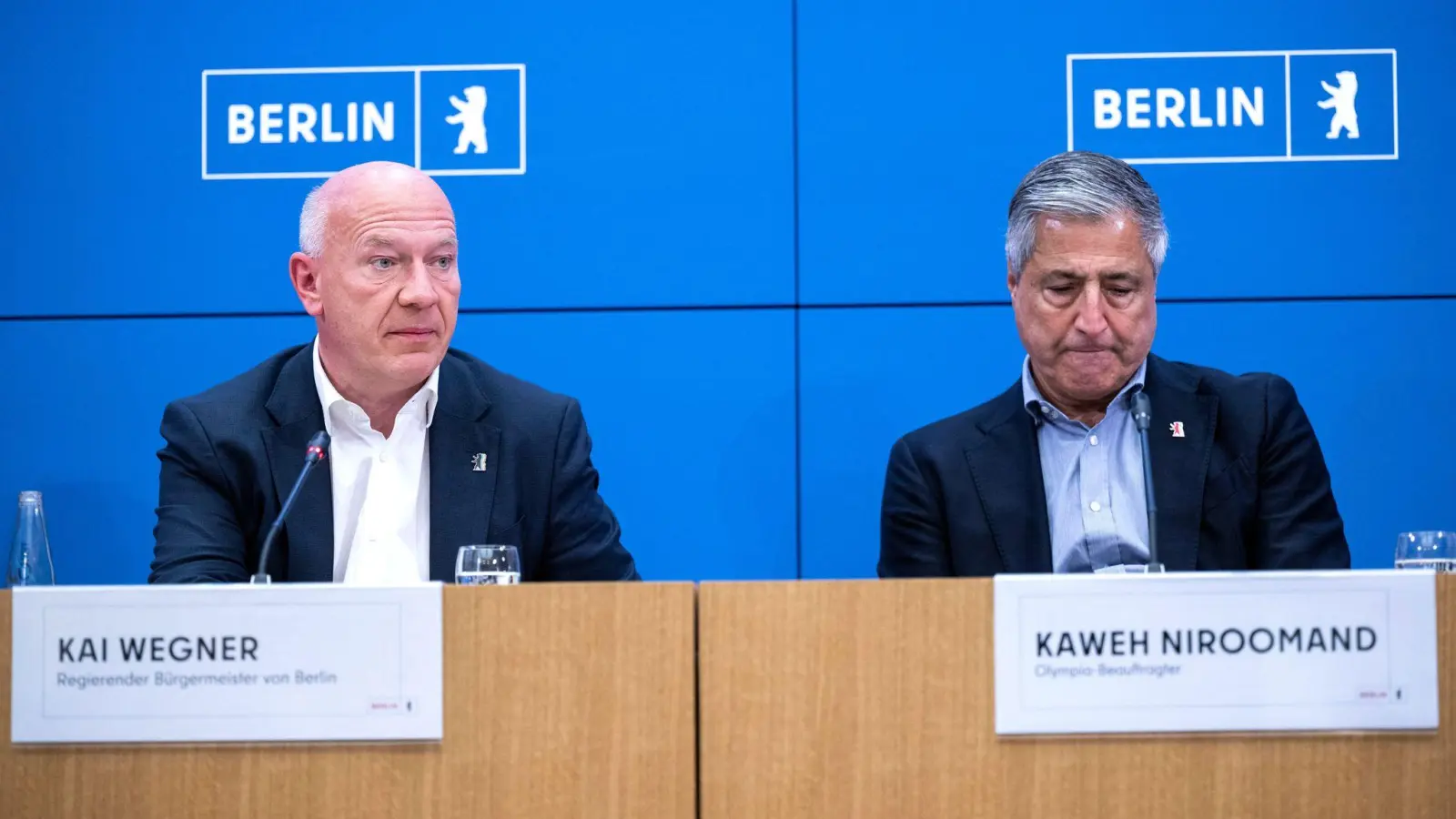 Kai Wegner (links), Regierender Bürgermeister Berlins, und der Olympiabeauftragte Kaweh Niroomand erklärten das Aus der Berliner Bewerbung. (Foto: Christophe Gateau/dpa)