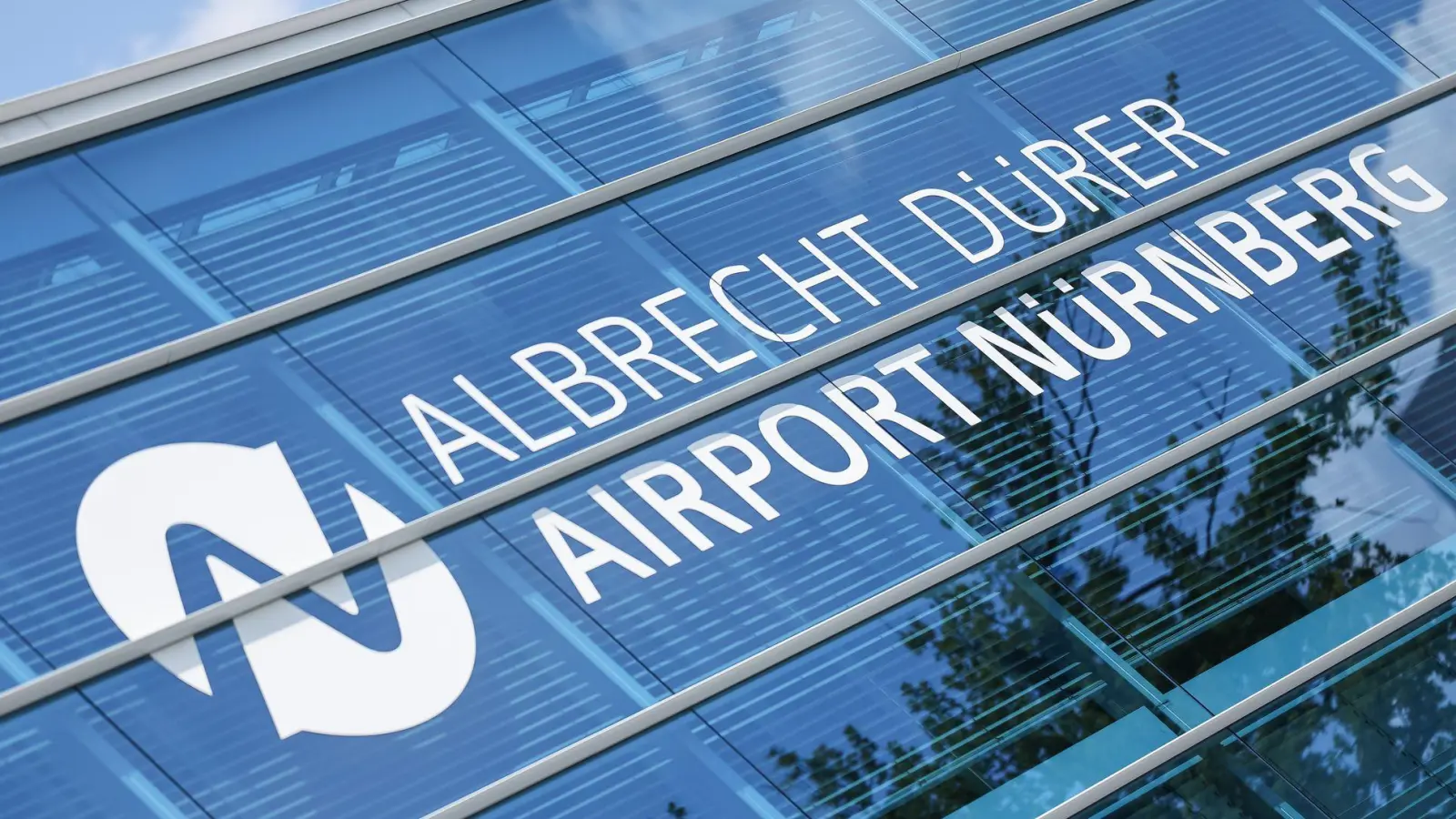 Die Polizei hat den Flughafen in Nürnberg abgesperrt. (Archivbild) (Foto: Daniel Löb/dpa)