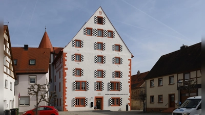 Der Umbau des Alten Landgerichts zum Gustav-Weißkopf-Museum wird auch noch heuer den Haushalt der Stadt Leutershausen mit 210.000 Euro belasten.  (Foto: Alexander Biernoth)