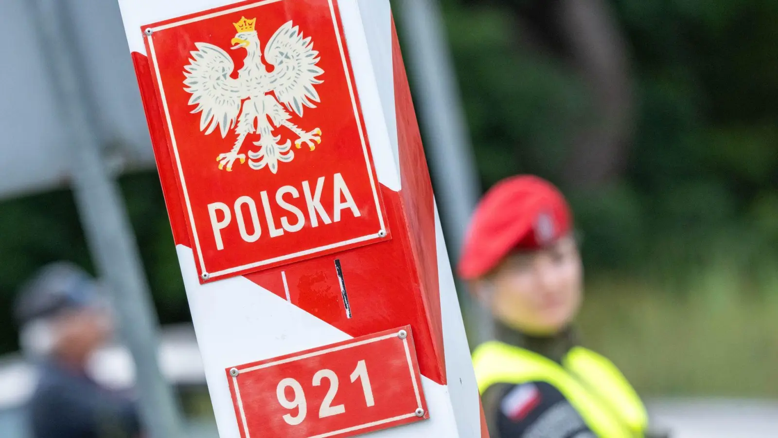 Der Fahrer eines geklauten Wohnmobils hat eine Grenzkontrolle zwischen Tschechien und Polen ignoriert. (Symbolbild) (Foto: Stefan Sauer/dpa)