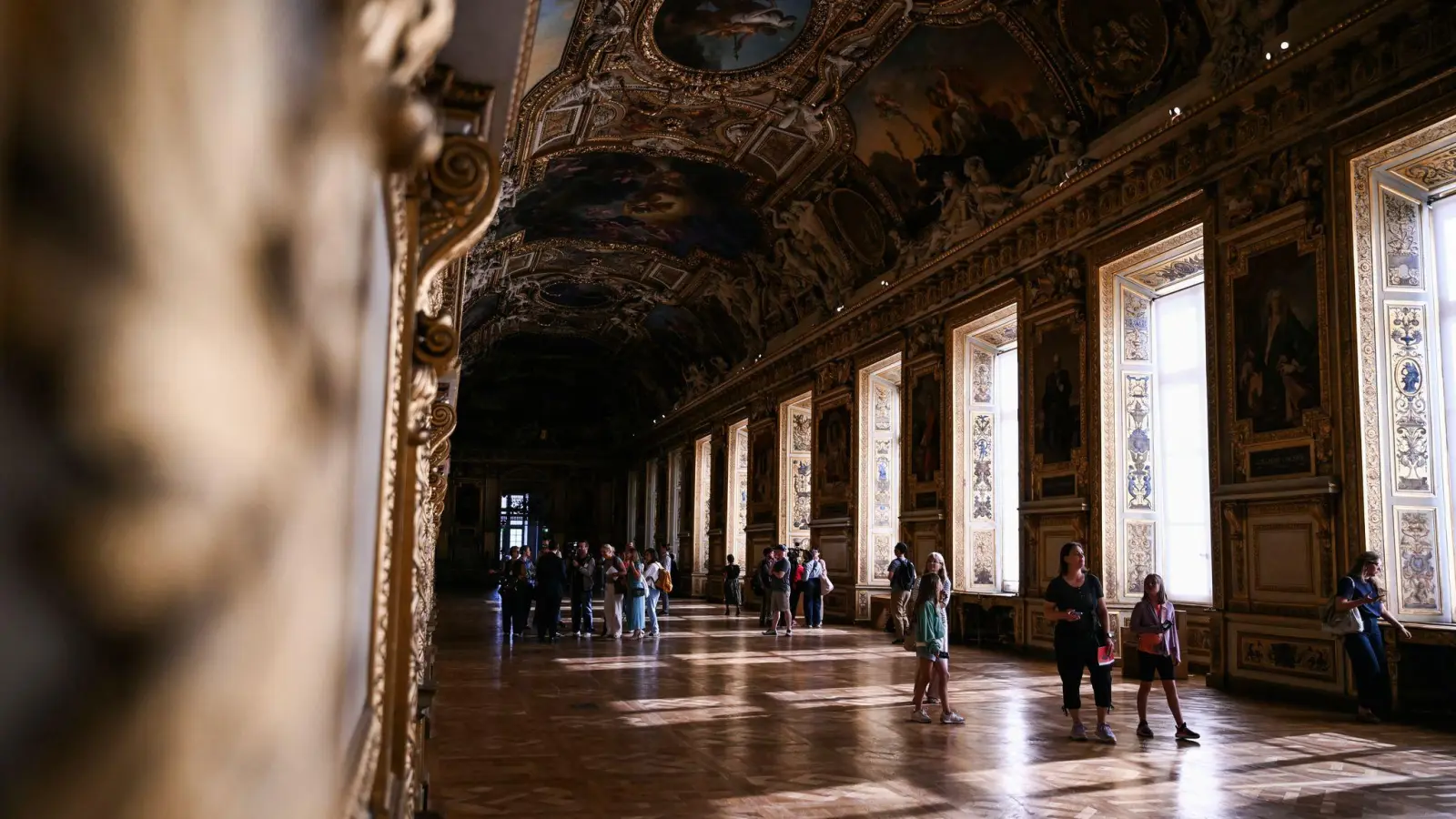 Wiedereröffnung als Neuanfang: Statt Vitrinen und Juwelen ein Prunksaal. (Foto: Lou Benoist/AFP Pool via AP/dpa)